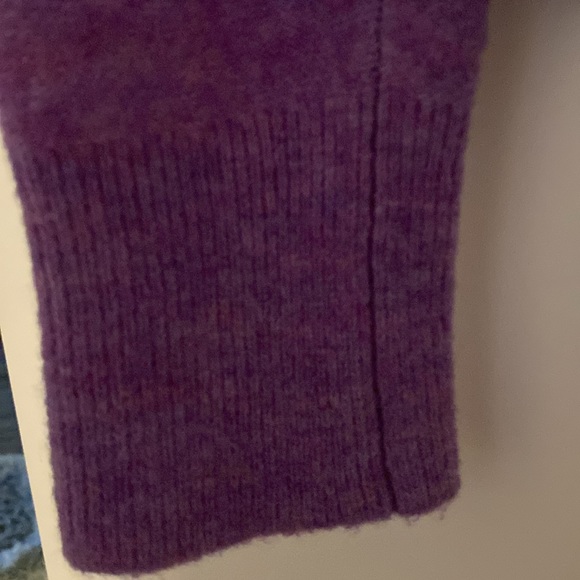 Banana Republic Wool Sweater. - Picture 5 of 5